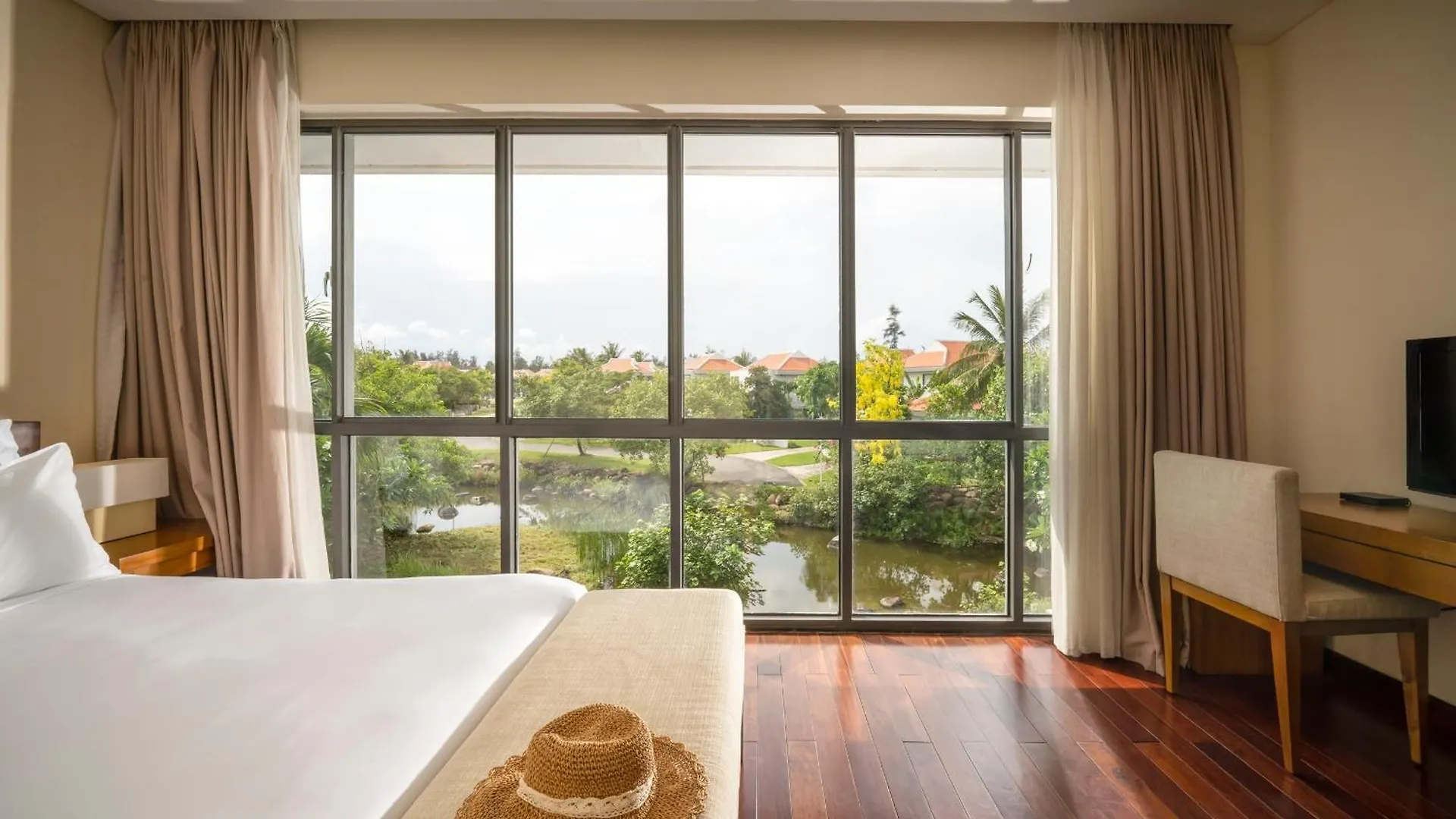 Villa San Vuon Lon Dn Da Nang Vietnam
